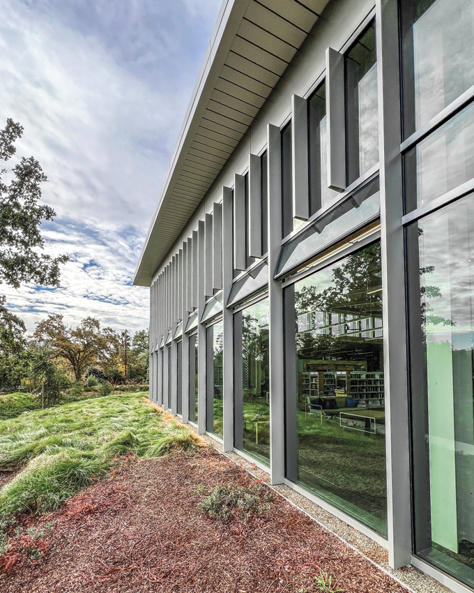 Fasaden med åpne vinduer